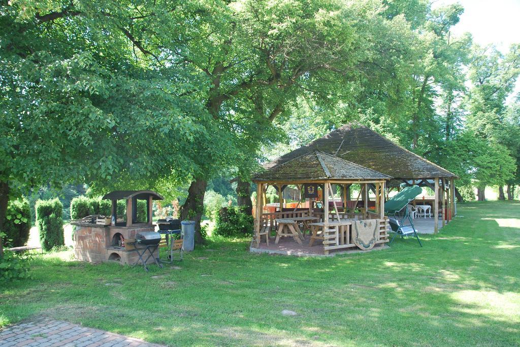 Palac W Czyzowie Szlacheckim Czyzow Szlachecki Exterior photo