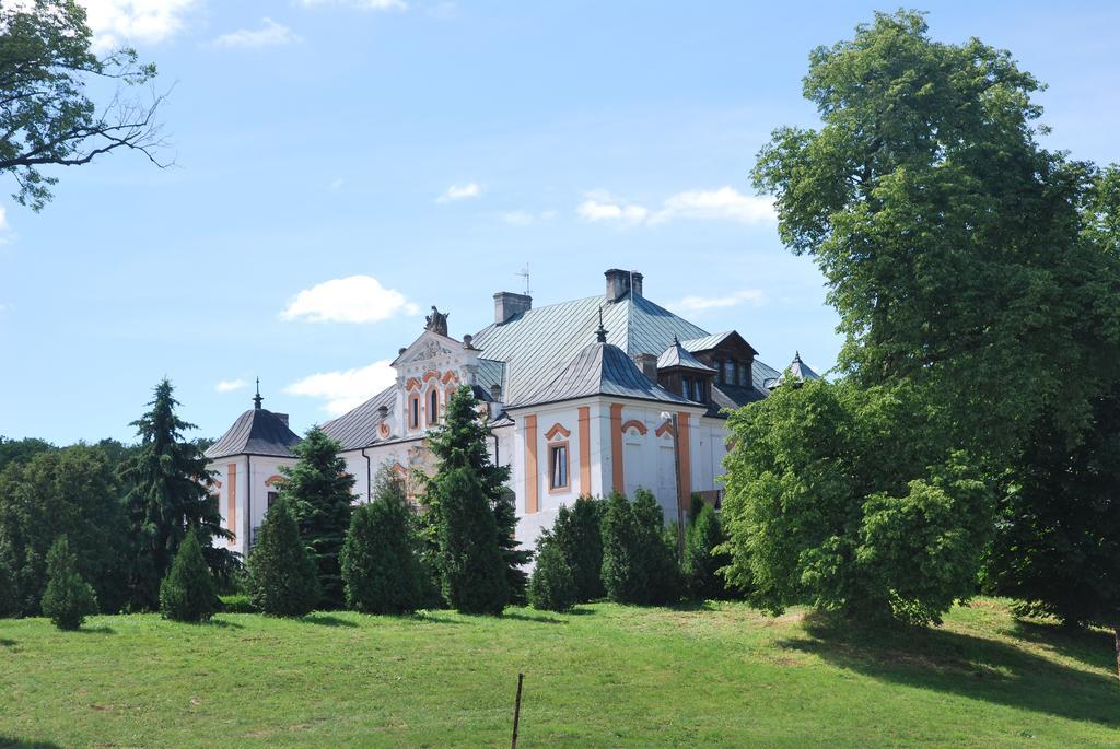 Palac W Czyzowie Szlacheckim Czyzow Szlachecki Exterior photo